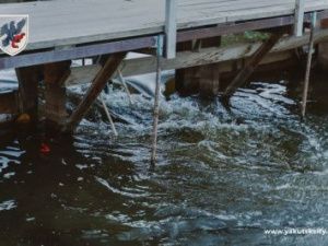 В Якутске провели залповый сброс воды из озера Сайсары в городской канал