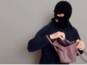 В Якутске ночью мужчина напал со спины на пенсионерку и ограбил ее: Ущерб составил около 100 тысяч рублей