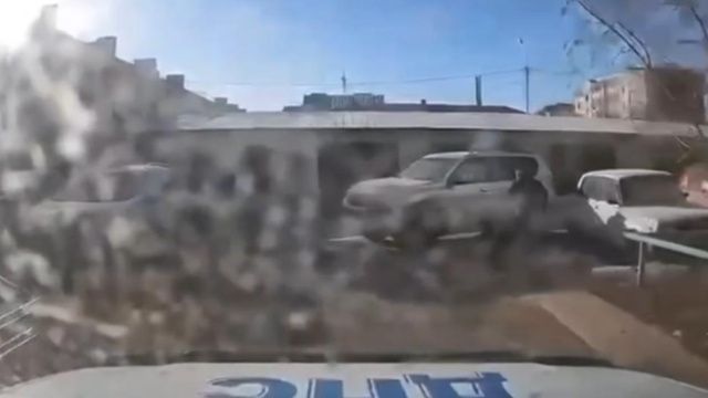 В Якутске 15-летний подросток пытался скрыться от полиции на отцовском внедорожнике