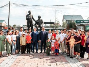Глава Якутии возложил цветы к памятнику братьям Семену и Софрону Даниловым
