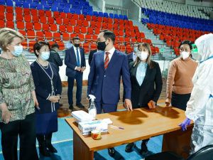 Айсен Николаев проверил готовность Центра неотложной помощи для больных с острыми респираторными инфекциями в Якутске