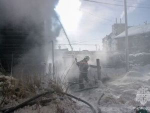 В Якутии пожарные в горящем доме спасли человека