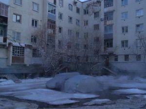 На улице Свердлова двор затопило горячей водой после прорыва трубы