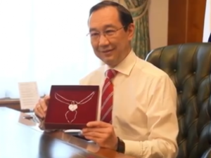 Айсен Николаев подарил на 8 Марта своей жене и дочерям ювелирное украшение, сделанное своими руками