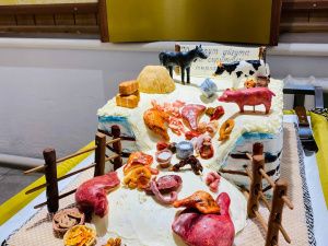 Кровяная колбаса, лошадиная голова, курочка-несушка: конкурс тортов провели в Амгинском районе