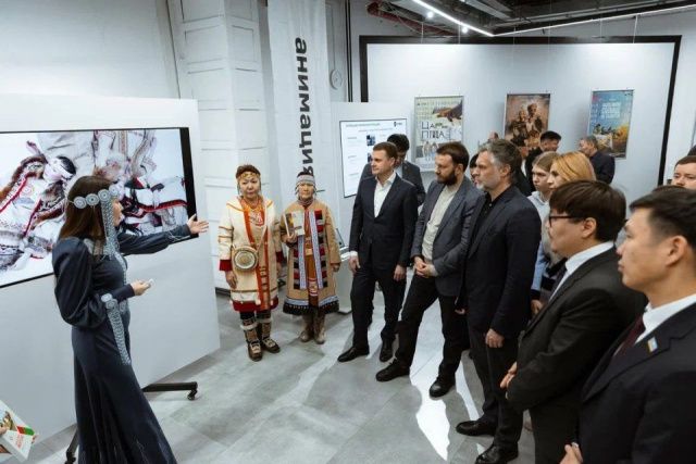 Народные мастера КМНС приняли участие во встрече помощника президента РФ Максима Орешкина