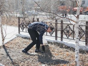 В Якутске прошла молодежная акция «Сохраним памятники»