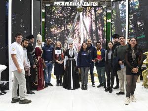 Зарубежные участники Всемирного фестиваля молодежи знакомятся со страной на Международной выставке-форуме «Россия»