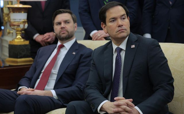 Атака на Иран поделила чиновников Белого дома на два лагеря