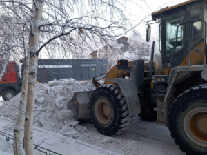 В Якутске усиливают вывоз снега и наледей в рамках весенней санитарной очистки