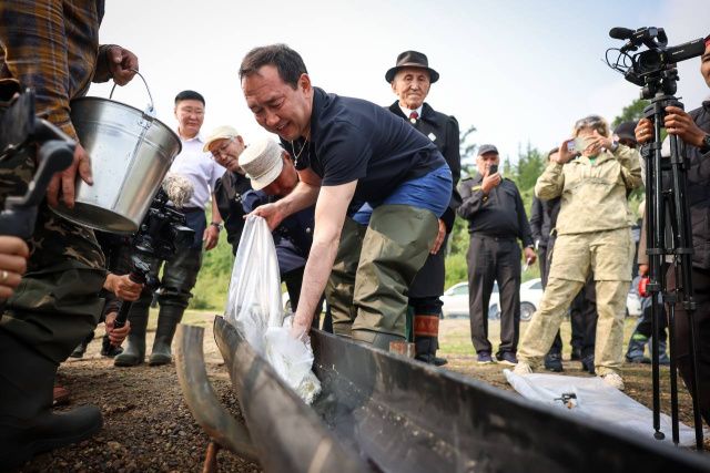В Якутии в реку Вилюй выпустили ещё 15 тысяч мальков сибирского осетра
