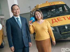 Двадцать новых автобусов передали школам и колледжам в Якутии