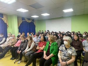 Доверенное лицо Владимира Путина в Якутии Марина Бахилина посетила центр социального обслуживания