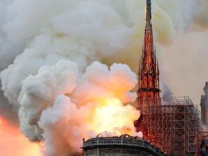 Огонь перекинулся на одну из башен Собора Парижской Богоматери