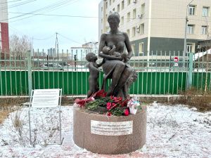 К памятнику кормящей матери в Якутске возложили цветы