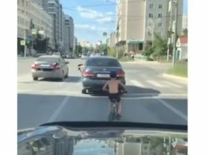 В Якутске шестилетний мальчик один едет на велосипеде по оживленной дороге