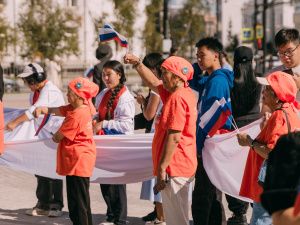 В День государственного флага России Евгений Григорьев вручил паспорта школьникам