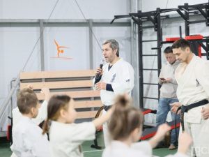 Хaид Мaнтaев провёл мaстер-клaсс по кaрaте-киокусинкaй для детей