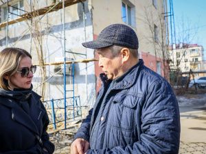 Первый вице-премьер Якутии Дмитрий Садовников проверил ход ремонта домов Якутска