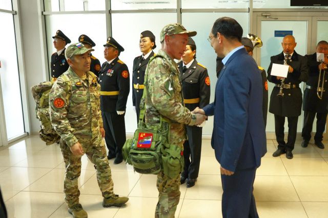 Героев России Алексея Неустроева и Филиппа Евсеева торжественно встретили в Якутске