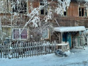 В Якутске произошел пожар в двухэтажном деревянном доме. Обнаружены тела двух человек