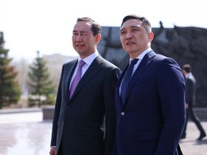 Руководители Якутии возложили цветы к Монументу защитникам Отечества в Астане