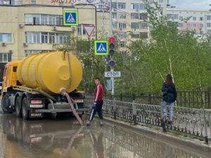 В Якутске проводят откачку с заниженных мест на улицах и во дворах