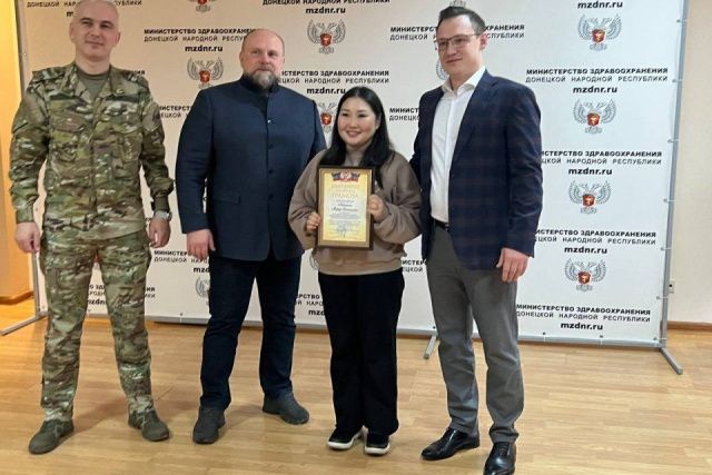 В Донецке наградили врача из Якутии Марфу Никитину