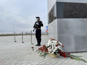 В Парке Победы возложили цветы к памятной стеле