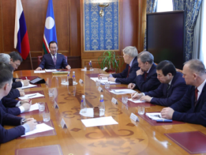 Айсен Николаев акцентировал внимание представителей парламентских фракций на мерах соцподдержки жителей Якутии 