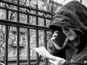 Курьер мошенников обманул двух пенсионеров и аферистов-нанимателей