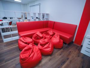 В общеобразовательной школе Айхала установлена памятная доска основателю посёлка