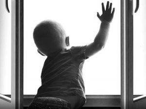 В Якутии с начала мая из окон выпали двое детей