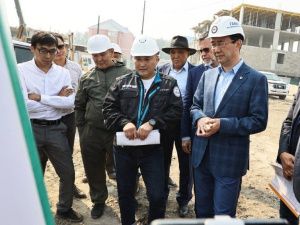 Глава Якутии проверил строительство жилого комплекса в Верхневилюйске