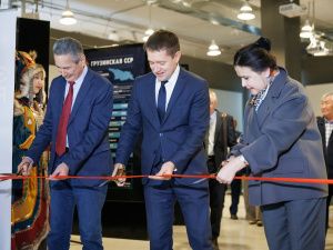 В Якутске открылась выставка «Золото рядом»