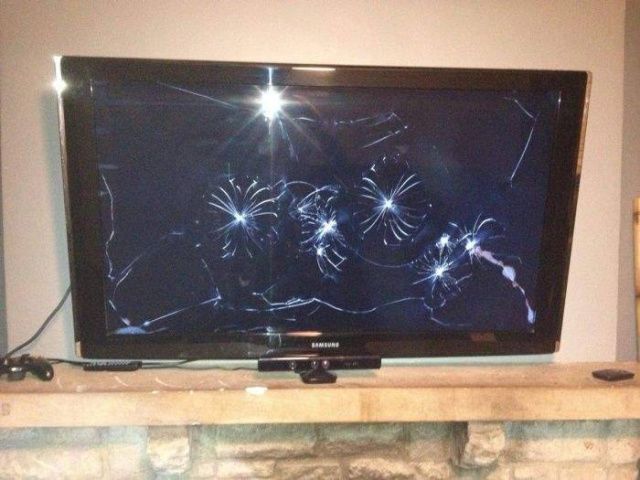 В Якутии арендатор в отместку повредил телевизор в чужой квартире