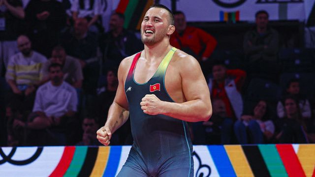 Айаал Лазарев нокаутировал соперника в своем дебютном боксерском поединке