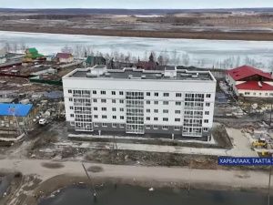 Многоквартирный дом для переселенцев из аварийного жилья ввели в селе Харбалах Таттинского района