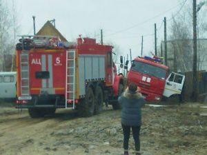 Пожарная машина застряла, не доехав до горящего здания