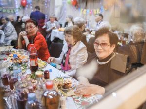 В социальной столовой Якутска поздравили ветеранов