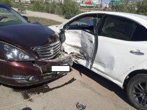 В Якутске водитель "Ниссана" врезался в "Тойоту" и сбежал с места ДТП