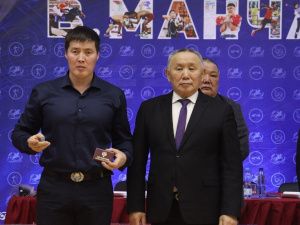 Одиннадцати мас-рестлерам Якутии вручили удостоверения и знаки мастеров спорта России