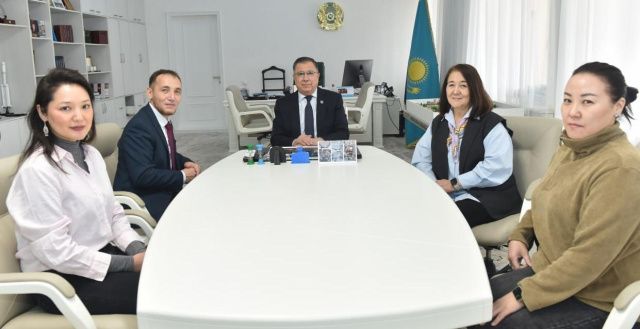 Депутат Ил Тумэна проводит международные встречи с антироссийскими деятелями