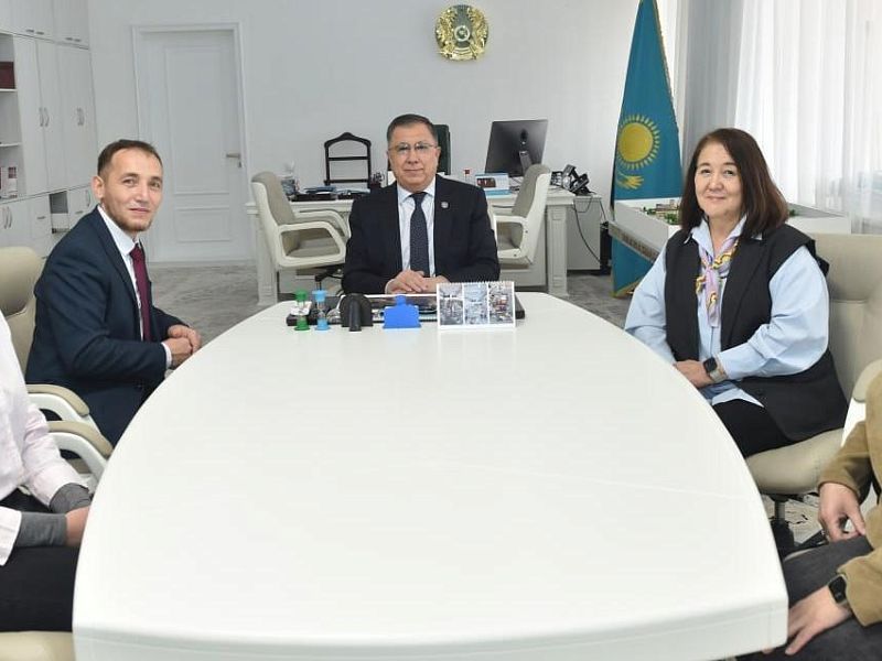 Депутат Ил Тумэна проводит международные встречи с антироссийскими деятелями