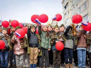 В Якутске возложили цветы к памятнику якутскому снайперу и мемориалу «Солдат Туймаады»