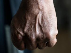 Житель Верхневилюйска избил соседа, который попросил его не шуметь ночью