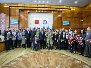 Айсен Николаев вручил якутянам государственные награды России и республики