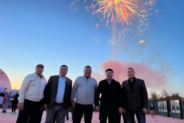 В селе Сунтар запустили праздничный салют в честь земляка — Героя России