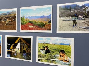 Эвенские костюмы, шахматы из костей оленя: в Якутске открылась выставка мастера Елизаветы Потаповой