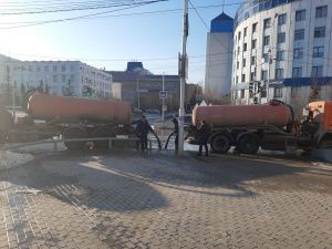 Коммунальные службы Якутска приступили к откачиванию луж